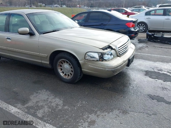 1999 Ford Crown Victoria LX with VIN 2FAFP74W0XX179512, listed as a IAAI auction lot 41124866 with 101,282 mi miles. Bid and sale history available at carsss.com. Image 17.