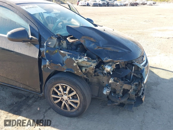 2018 Chevrolet Sonic LT z VIN 1G1JD5SB8J4121320, wystawiony jako IAAI lot #40604581 z przebiegiem 97 602 mil mil oraz . Historia ofert i sprzedaży dostępna na DreamBid. Obrazek 6.