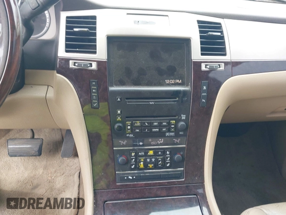 2010 Cadillac Escalade z VIN 1GYUCAEF1AR264105, wystawiony jako IAAI lot #41882488 z przebiegiem 190 113 mil mil oraz . Historia ofert i sprzedaży dostępna na DreamBid. Obrazek 21.