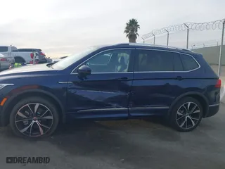 2022 Volkswagen Tiguan SEL R-Line with VIN 3VV4B7AX3NM154238, listed as a IAAI auction lot 40995659 with 23,437 mi miles. Bid and sale history available at carsss.com. Image 14.