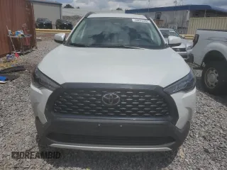 2023 Toyota Corolla Cross LE z VIN 7MUCAAAG1PV041021, wystawiony jako Copart lot #58620495 z przebiegiem 29 111 mil mil oraz Szkoda całkowita • Salvage title. Historia ofert i sprzedaży dostępna na DreamBid. Obrazek 5.