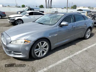 2013 Jaguar XJ Portfolio z VIN SAJWA2GBXDLV44893, wystawiony jako Copart lot #57480545 z przebiegiem 128 325 mil mil oraz Czysty tytuł • Clean title. Historia ofert i sprzedaży dostępna na DreamBid. Obrazek 1.