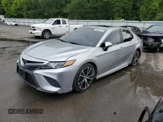 2018 Toyota Camry LE z VIN 4T1B11HK8JU108891, wystawiony jako Copart lot #58693175 z przebiegiem 114 989 mil mil oraz Szkoda całkowita • Salvage title. Historia ofert i sprzedaży dostępna na DreamBid. Obrazek 1.