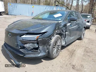 2024 Lexus RZ 450e Premium z VIN JTJAAAABXRA023751, wystawiony jako IAAI lot #42082320 z przebiegiem 15 641 mil mil oraz . Historia ofert i sprzedaży dostępna na DreamBid. Obrazek 2.