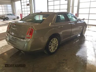 2014 Chrysler 300 C z VIN 2C3CCAKG6EH273214, wystawiony jako IAAI lot #41656641 z przebiegiem 211 121 mil mil oraz . Historia ofert i sprzedaży dostępna na DreamBid. Obrazek 4.