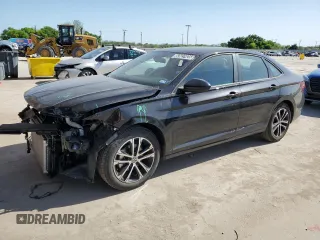 2025 Volkswagen Jetta Sport z VIN 3VWBX7BU2SM011737, wystawiony jako Copart lot #52827425 z przebiegiem 11 521 mil mil oraz Czysty tytuł • Clean title. Historia ofert i sprzedaży dostępna na DreamBid. Obrazek 1.