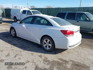 2014 Chevrolet Cruze 1LT z VIN 1G1PC5SB5E7190497, wystawiony jako IAAI lot #41399147 z przebiegiem 159 724 mil mil oraz . Historia ofert i sprzedaży dostępna na DreamBid. Obrazek 3.