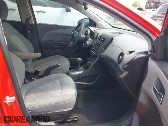 2012 Chevrolet Sonic LS z VIN 1G1JA6SH3C4116855, wystawiony jako IAAI lot #42513686 z przebiegiem Nie podano mil oraz . Historia ofert i sprzedaży dostępna na DreamBid. Obrazek 5.