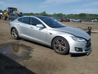 2013 Tesla Model S z VIN 5YJSA1CG9DFP06427, wystawiony jako Copart lot #59515845 z przebiegiem 49 446 mil mil oraz Szkoda całkowita • Salvage title. Historia ofert i sprzedaży dostępna na DreamBid. Obrazek 4.