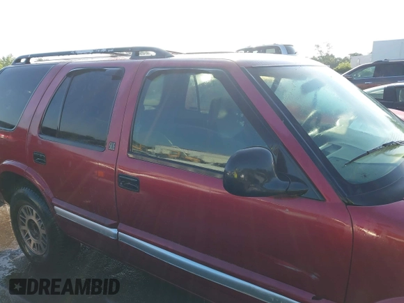 1995 GMC Jimmy SLE z VIN 1GKDT13W1SK528155, wystawiony jako IAAI lot #42177589 z przebiegiem 283 900 mil mil oraz . Historia ofert i sprzedaży dostępna na DreamBid. Obrazek 13.