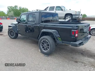 2023 Jeep Gladiator High Altitude z VIN 1C6HJTFG5PL552826, wystawiony jako IAAI lot #42288319 z przebiegiem 55 165 mil mil oraz . Historia ofert i sprzedaży dostępna na DreamBid. Obrazek 3.