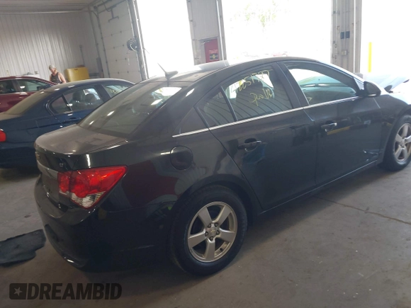2014 Chevrolet Cruze 1LT z VIN 1G1PC5SB0E7383723, wystawiony jako IAAI lot #42251787 z przebiegiem 129 366 mil mil oraz . Historia ofert i sprzedaży dostępna na DreamBid. Obrazek 4.