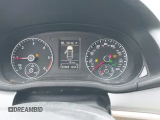 2013 Volkswagen Passat SE z VIN 1VWBN7A34DC109784, wystawiony jako IAAI lot #42302931 z przebiegiem 137 009 mil mil oraz . Historia ofert i sprzedaży dostępna na DreamBid. Obrazek 7.