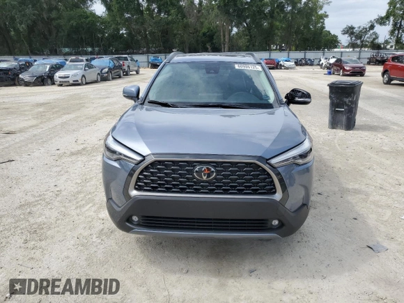 2022 Toyota Corolla Cross XLE z VIN 7MUDAAAG9NV036831, wystawiony jako Copart lot #60986125 z przebiegiem 6 642 mil mil oraz Szkoda całkowita • Salvage title. Historia ofert i sprzedaży dostępna na DreamBid. Obrazek 5.