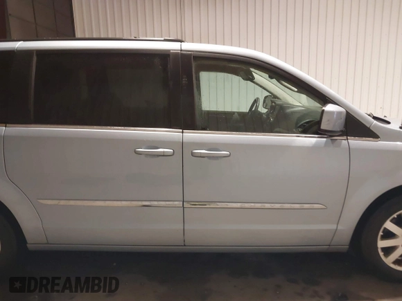 2013 Chrysler Town & Country Touring with VIN 2C4RC1BG8DR689862, listed as a IAAI auction lot 41082531 with 181,447 mi miles. Bid and sale history available at carsss.com. Image 13.