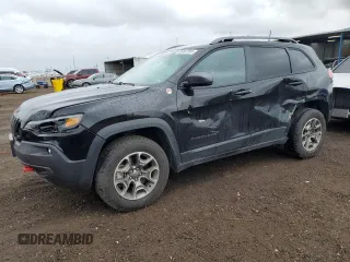 2020 Jeep Cherokee Trailhawk z VIN 1C4PJMBX2LD588381, wystawiony jako Copart lot #56067055 z przebiegiem 82 467 mil mil oraz Szkoda całkowita • Salvage title. Historia ofert i sprzedaży dostępna na DreamBid. Obrazek 1.