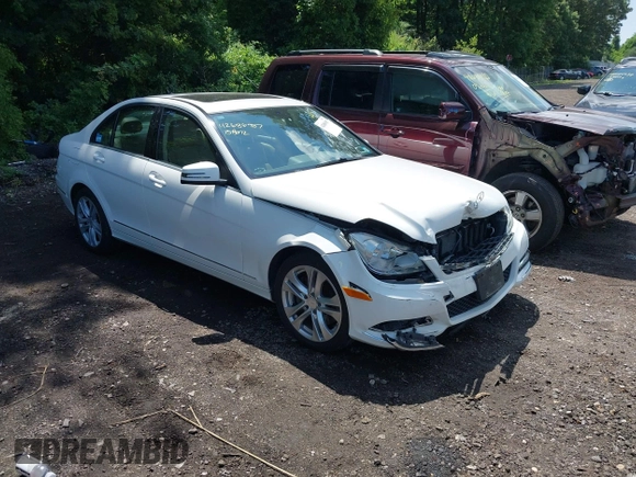 2013 Mercedes-Benz C 300 Sport z VIN WDDGF8ABXDA842362, wystawiony jako IAAI lot #42686987 z przebiegiem 84 145 mil mil oraz . Historia ofert i sprzedaży dostępna na DreamBid. Obrazek 1.