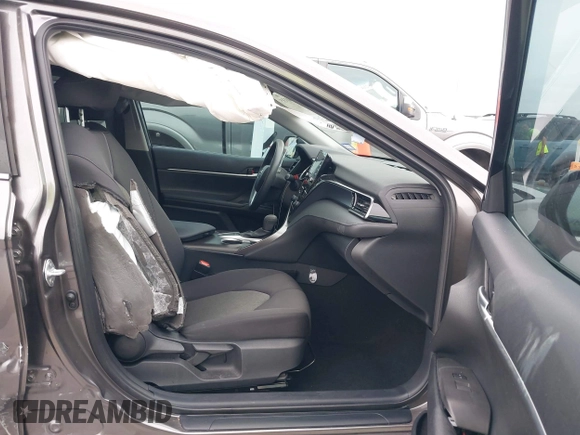 2023 Toyota Camry LE z VIN 4T1R11AK1PU169839, wystawiony jako IAAI lot #42140135 z przebiegiem 10 808 mil mil oraz . Historia ofert i sprzedaży dostępna na DreamBid. Obrazek 5.