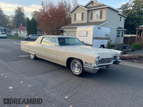 1968 Cadillac DeVille z VIN J8295891, wystawiony jako Copart lot #80172544 z przebiegiem 82 126 mil mil oraz Czysty tytuł • Clean title. Historia ofert i sprzedaży dostępna na DreamBid. Obrazek 1.