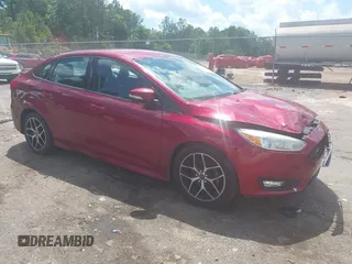 2015 Ford Focus SE z VIN 1FADP3F25FL313033, wystawiony jako IAAI lot #42206507 z przebiegiem 142 938 mil mil oraz . Historia ofert i sprzedaży dostępna na DreamBid. Obrazek 1.