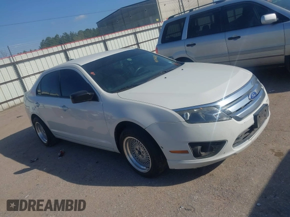 2011 Ford Fusion S with VIN 3FAHP0GA4BR268927, listed as a IAAI auction lot 41772569 with 305,339 mi miles. Bid and sale history available at carsss.com. Image 1.