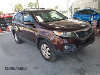 2012 Kia Sorento LX z VIN 5XYKT4A6XCG218424, wystawiony jako IAAI lot #42351646 z przebiegiem 185 016 mil mil oraz . Historia ofert i sprzedaży dostępna na DreamBid. Obrazek 1.