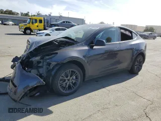 2025 Tesla Model Y Long Range z VIN 7SAYGDED7SF314429, wystawiony jako Copart lot #54081435 z przebiegiem 2 827 mil mil oraz Szkoda całkowita • Salvage title. Historia ofert i sprzedaży dostępna na DreamBid. Obrazek 1.