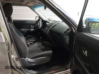 2013 Kia Soul + z VIN KNDJT2A69D7625620, wystawiony jako IAAI lot #41370053 z przebiegiem 70 662 mil mil oraz . Historia ofert i sprzedaży dostępna na DreamBid. Obrazek 5.