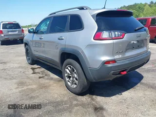 2020 Jeep Cherokee Trailhawk z VIN 1C4PJMBX1LD590087, wystawiony jako IAAI lot #42027620 z przebiegiem 91 033 mil mil oraz . Historia ofert i sprzedaży dostępna na DreamBid. Obrazek 3.