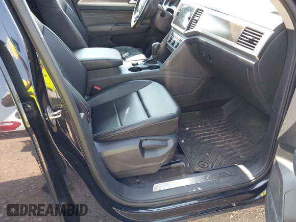 2021 Volkswagen Atlas SE with VIN 1V2HR2CA2MC580752, listed as a IAAI auction lot 42701057 with 69,811 mi miles and . Bid and sale history available at DreamBid. Image 5.