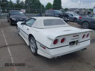 1987 Chevrolet Corvette z VIN 1G1YY3185H5125214, wystawiony jako IAAI lot #42499945 z przebiegiem 225 209 mil mil oraz . Historia ofert i sprzedaży dostępna na DreamBid. Obrazek 3.