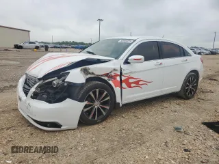 2014 Chrysler 200 Touring z VIN 1C3CCBBB1EN158912, wystawiony jako Copart lot #55959435 z przebiegiem 175 048 mil mil oraz Szkoda całkowita • Salvage title. Historia ofert i sprzedaży dostępna na DreamBid. Obrazek 1.
