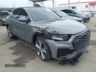 2024 Audi Q5 Sportback S line Premium Plus z VIN WA15AAFY3R2078175, wystawiony jako IAAI lot #42087908 z przebiegiem 4 995 mil mil oraz . Historia ofert i sprzedaży dostępna na DreamBid. Obrazek 1.