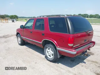 1997 Chevrolet Blazer LS z VIN 1GNDT13W6V2243751, wystawiony jako IAAI lot #42437683 z przebiegiem 148 262 mil mil oraz . Historia ofert i sprzedaży dostępna na DreamBid. Obrazek 3.