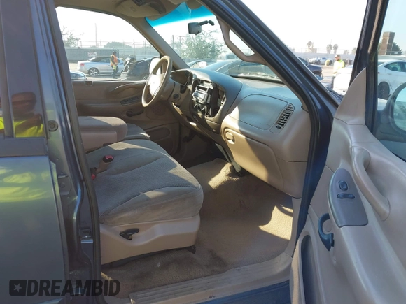 1998 Ford Expedition XLT with VIN 1FMRU1763WLB16405, listed as a IAAI auction lot 41311254 with 265,781 mi miles. Bid and sale history available at carsss.com. Image 5.