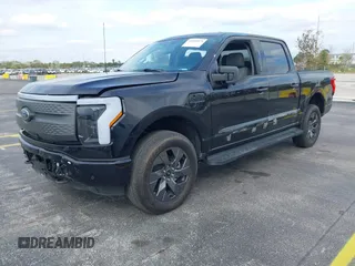 2023 Ford F-150 Lightning Pro z VIN 1FTVW1ELXPWG15885, wystawiony jako IAAI lot #41631871 z przebiegiem 88 151 mil mil oraz . Historia ofert i sprzedaży dostępna na DreamBid. Obrazek 21.