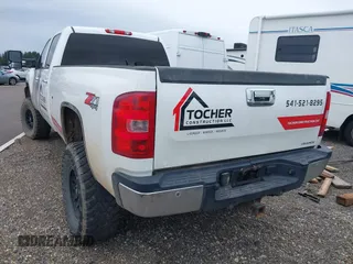 2008 Chevrolet Silverado 3500HD SRW 1LT z VIN 1GCHK33628F100592, wystawiony jako IAAI lot #41838192 z przebiegiem 221 333 mil mil oraz . Historia ofert i sprzedaży dostępna na DreamBid. Obrazek 3.