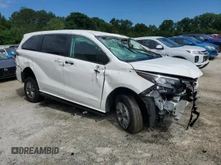 2024 Toyota Sienna LE z VIN 5TDKRKEC1RS195484, wystawiony jako Copart lot #55688995 z przebiegiem 20 281 mil mil oraz Czysty tytuł • Clean title. Historia ofert i sprzedaży dostępna na DreamBid. Obrazek 4.