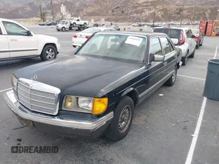 1983 Mercedes-Benz 300 SD z VIN WDBCB20A7DB045764, wystawiony jako IAAI lot #41504450 z przebiegiem 169 882 mil mil oraz . Historia ofert i sprzedaży dostępna na DreamBid. Obrazek 2.