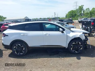 2025 Kia Sportage SX-Prestige z VIN 5XYK53DF8SG295372, wystawiony jako IAAI lot #42279567 z przebiegiem 1 367 mil mil oraz . Historia ofert i sprzedaży dostępna na DreamBid. Obrazek 13.