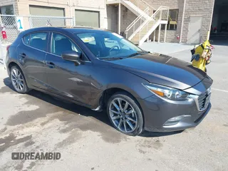 2018 Mazda 3 Touring z VIN 3MZBN1L38JM243749, wystawiony jako IAAI lot #41771812 z przebiegiem 65 533 mil mil oraz . Historia ofert i sprzedaży dostępna na DreamBid. Obrazek 1.