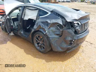 2020 Tesla Model 3 Long Range z VIN 5YJ3E1EB5LF710788, wystawiony jako IAAI lot #42020503 z przebiegiem 76 606 mil mil oraz . Historia ofert i sprzedaży dostępna na DreamBid. Obrazek 3.