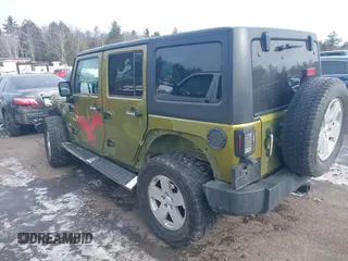 2007 Jeep Wrangler Unlimited Sahara z VIN 1J4GA59137L147257, wystawiony jako IAAI lot #41565673 z przebiegiem 187 982 mil mil oraz . Historia ofert i sprzedaży dostępna na DreamBid. Obrazek 3.