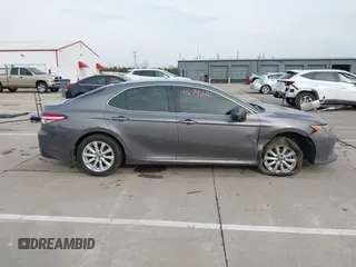 2019 Toyota Camry LE z VIN 4T1B11HK7KU759723, wystawiony jako IAAI lot #41679210 z przebiegiem 35 613 mil mil oraz . Historia ofert i sprzedaży dostępna na DreamBid. Obrazek 14.
