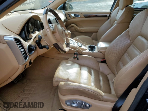 2012 Porsche Cayenne Turbo z VIN WP1AC2A29CLA83629, wystawiony jako Copart lot #83067994 z przebiegiem Nie podano mil oraz Szkoda całkowita • Salvage title. Historia ofert i sprzedaży dostępna na DreamBid. Obrazek 7.