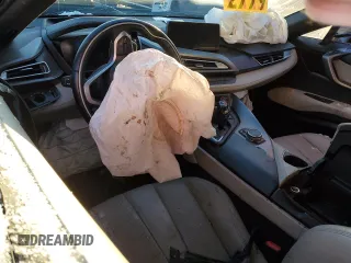2015 BMW i8 z VIN WBY2Z2C57FV392308, wystawiony jako Copart lot #85937334 z przebiegiem Nie podano mil oraz Szkoda całkowita • Salvage title. Historia ofert i sprzedaży dostępna na DreamBid. Obrazek 8.
