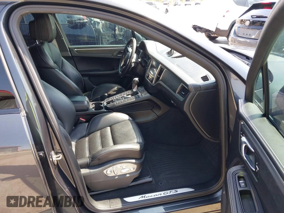 2018 Porsche Macan GTS z VIN WP1AG2A54JLB62881, wystawiony jako IAAI lot #42027419 z przebiegiem 91 876 mil mil oraz . Historia ofert i sprzedaży dostępna na DreamBid. Obrazek 5.