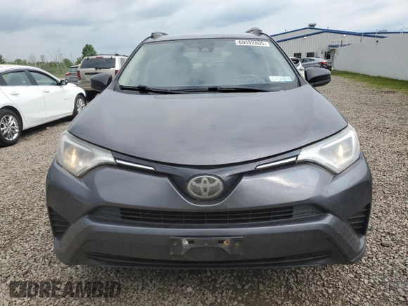 2017 Toyota RAV4 LE z VIN JTMBFREV3HJ118680, wystawiony jako Copart lot #60592805 z przebiegiem 213 787 mil mil oraz Szkoda całkowita • Salvage title. Historia ofert i sprzedaży dostępna na DreamBid. Obrazek 5.