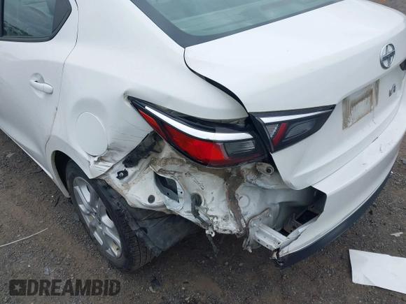 2016 Scion iA z VIN 3MYDLBZV6GY138680, wystawiony jako IAAI lot #42240425 z przebiegiem 100 191 mil mil oraz . Historia ofert i sprzedaży dostępna na DreamBid. Obrazek 6.