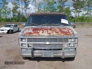 1983 Chevrolet Chevy Van z VIN 1GCEG25H7D7170543, wystawiony jako IAAI lot #41955600 z przebiegiem 49 027 mil mil oraz . Historia ofert i sprzedaży dostępna na DreamBid. Obrazek 6.